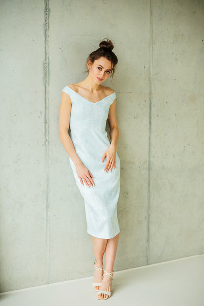 Hellblaues Midikleid  mit Carmenausschnitt