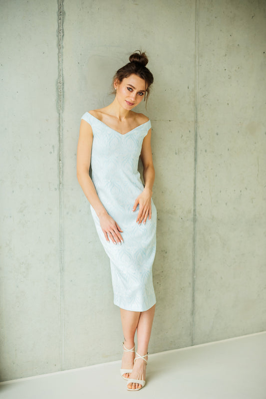 Hellblaues Midikleid  mit Carmenausschnitt