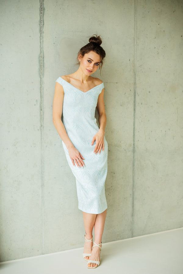 Hellblaues Midikleid  mit Carmenausschnitt