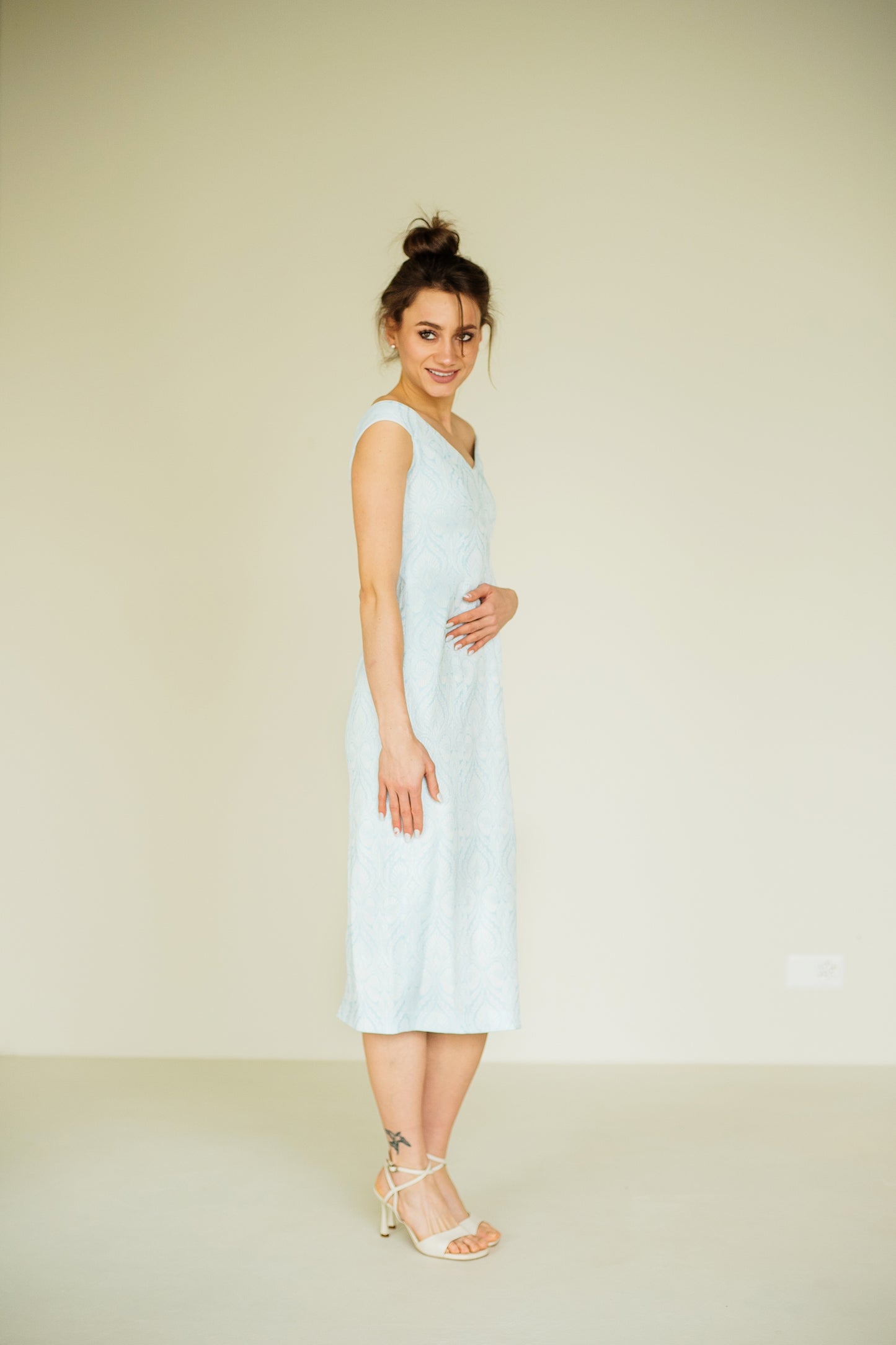 Hellblaues Midikleid  mit Carmenausschnitt