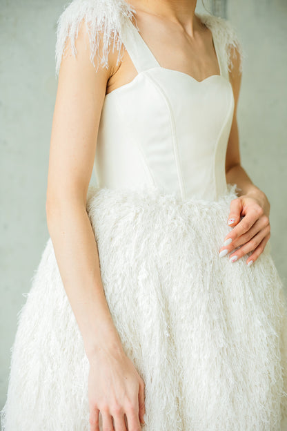 Kleid mit Korsettoberteil und Federn