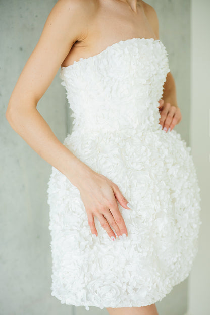 Weisses Kleid mit voluminöser 3D‑Rose und Korsettoberteil