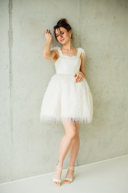 Kleid mit Korsettoberteil und Federn