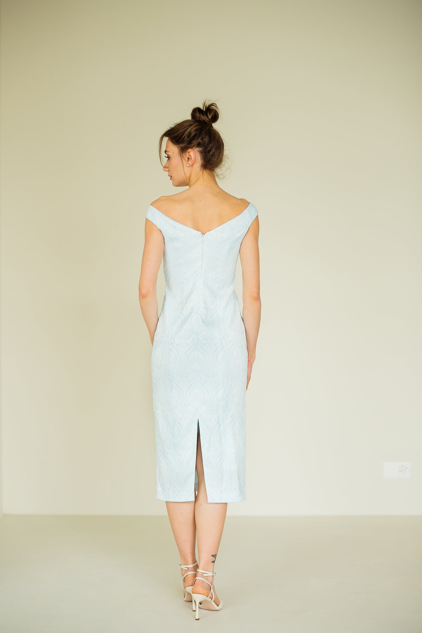 Hellblaues Midikleid  mit Carmenausschnitt