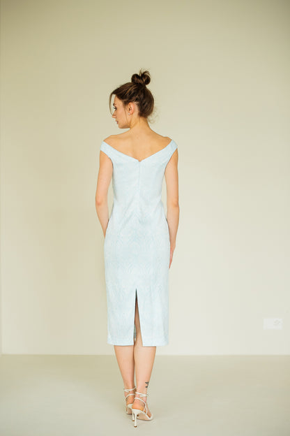 Hellblaues Midikleid  mit Carmenausschnitt