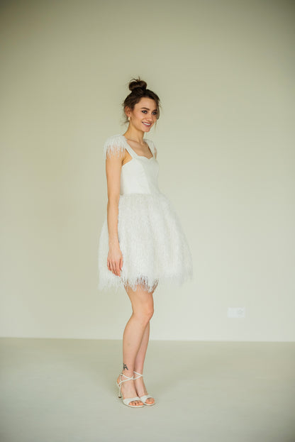 Kleid mit Korsettoberteil und Federn