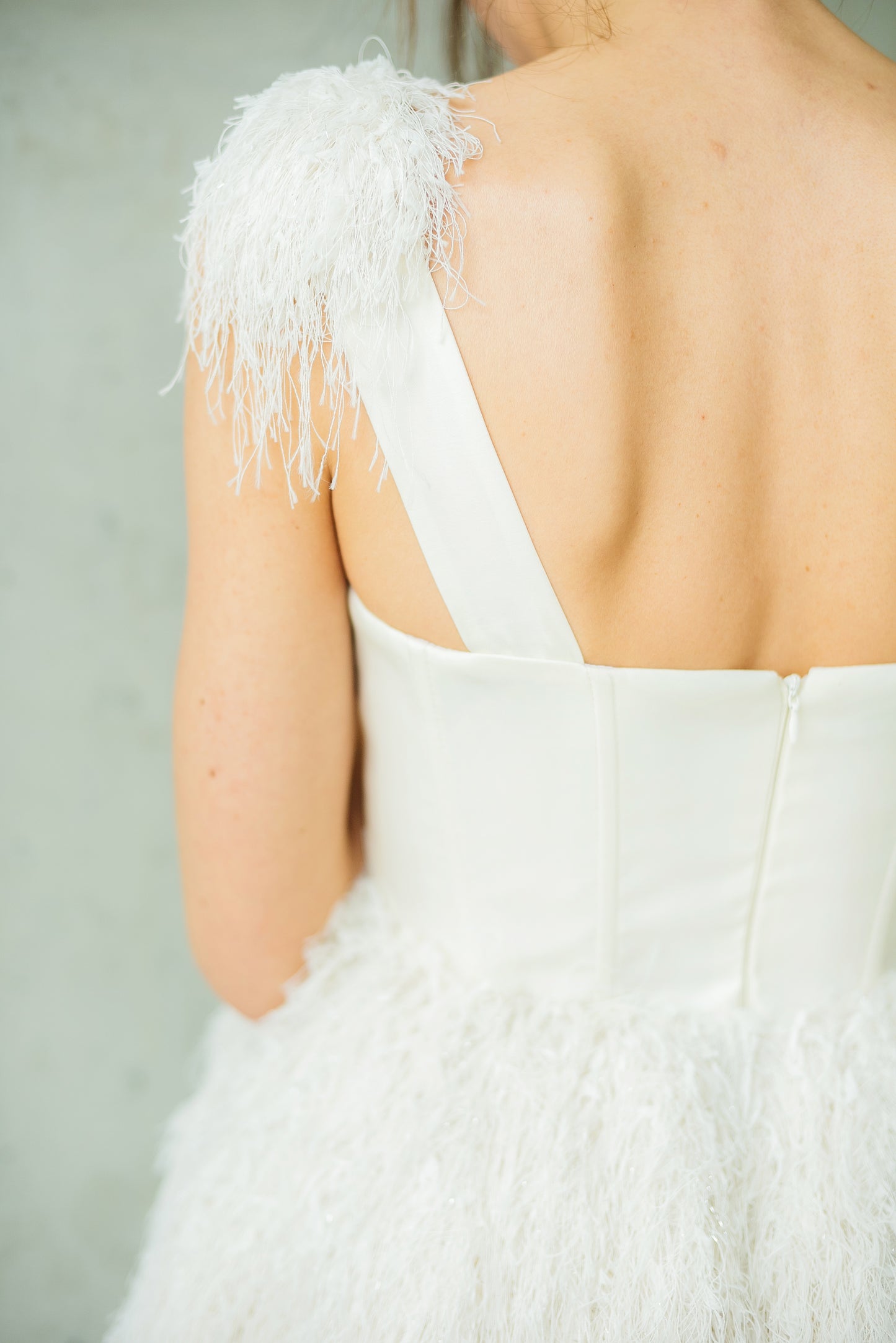 Kleid mit Korsettoberteil und Federn