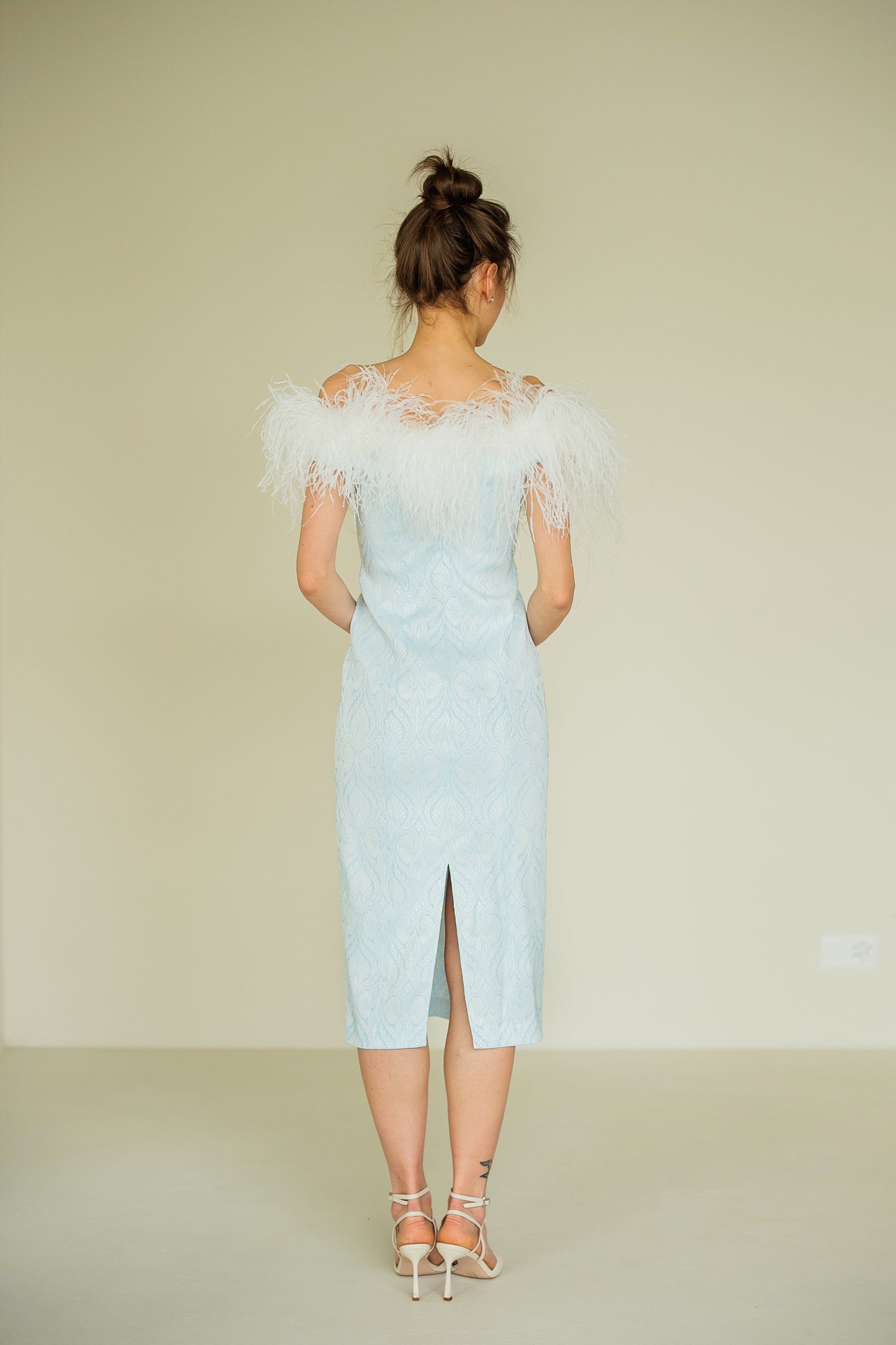 Midi-Etuikleid  mit Straußenfedern