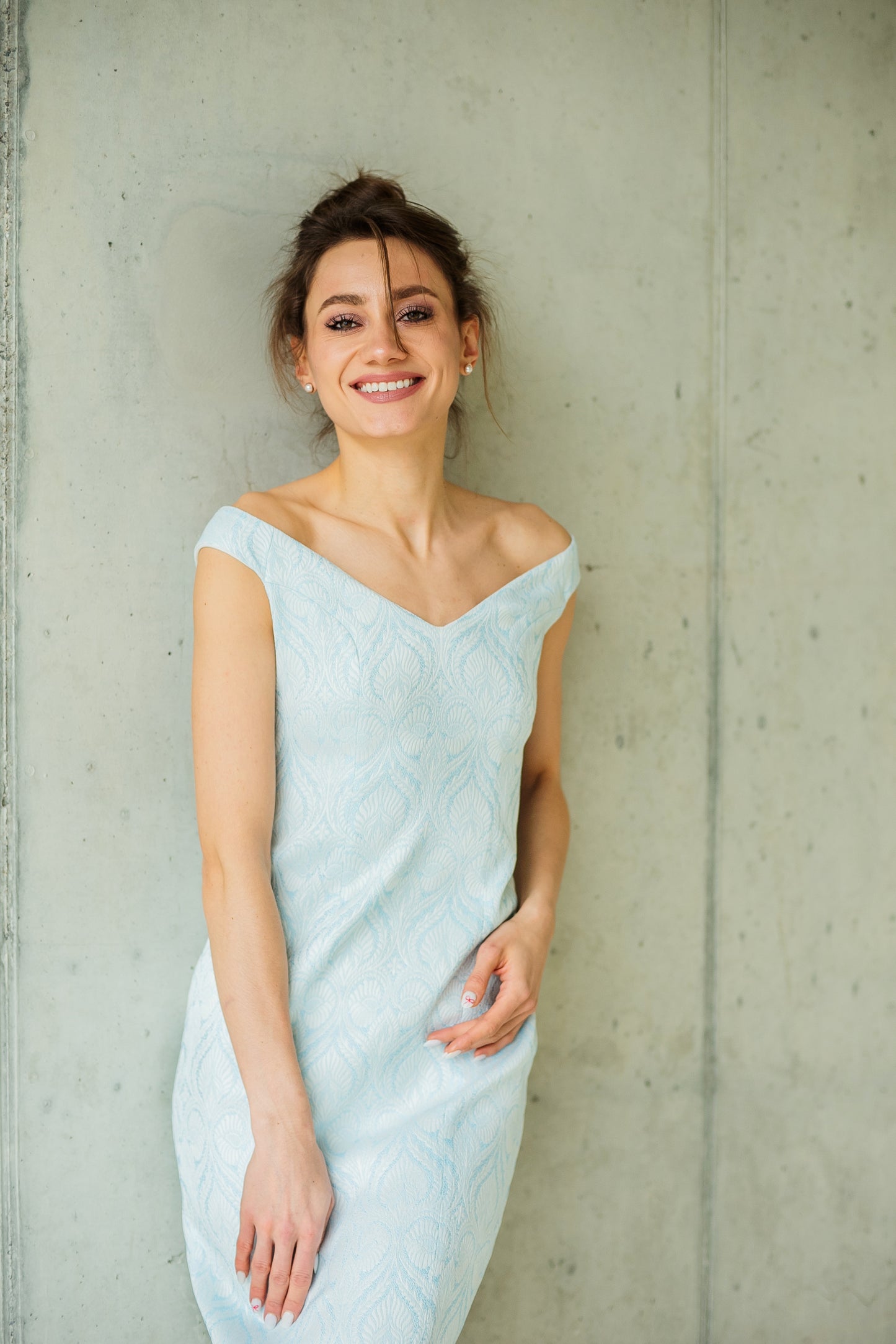 Hellblaues Midikleid  mit Carmenausschnitt