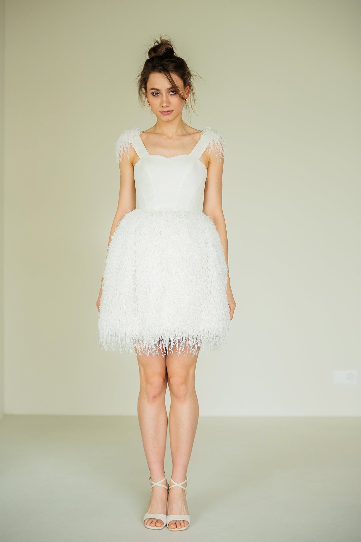 Kleid mit Korsettoberteil und Federn