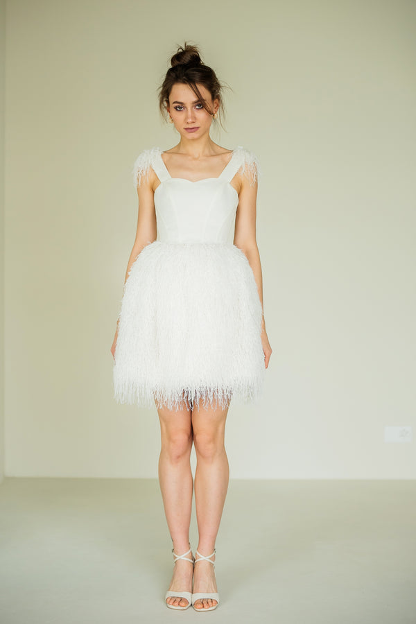 Kleid mit Korsettoberteil und Federn