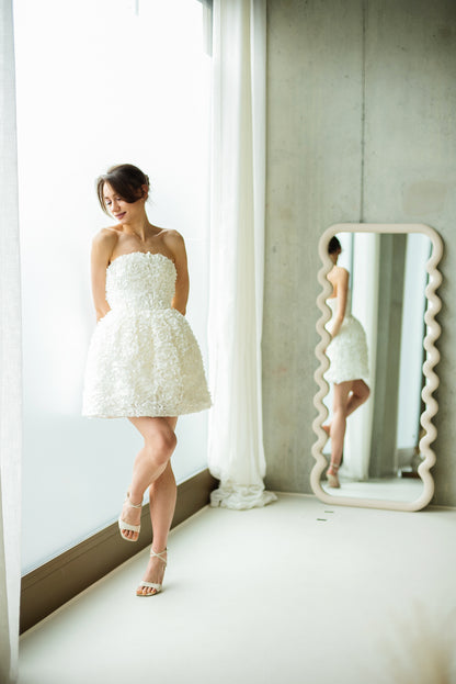 Weisses Kleid mit voluminöser 3D‑Rose und Korsettoberteil