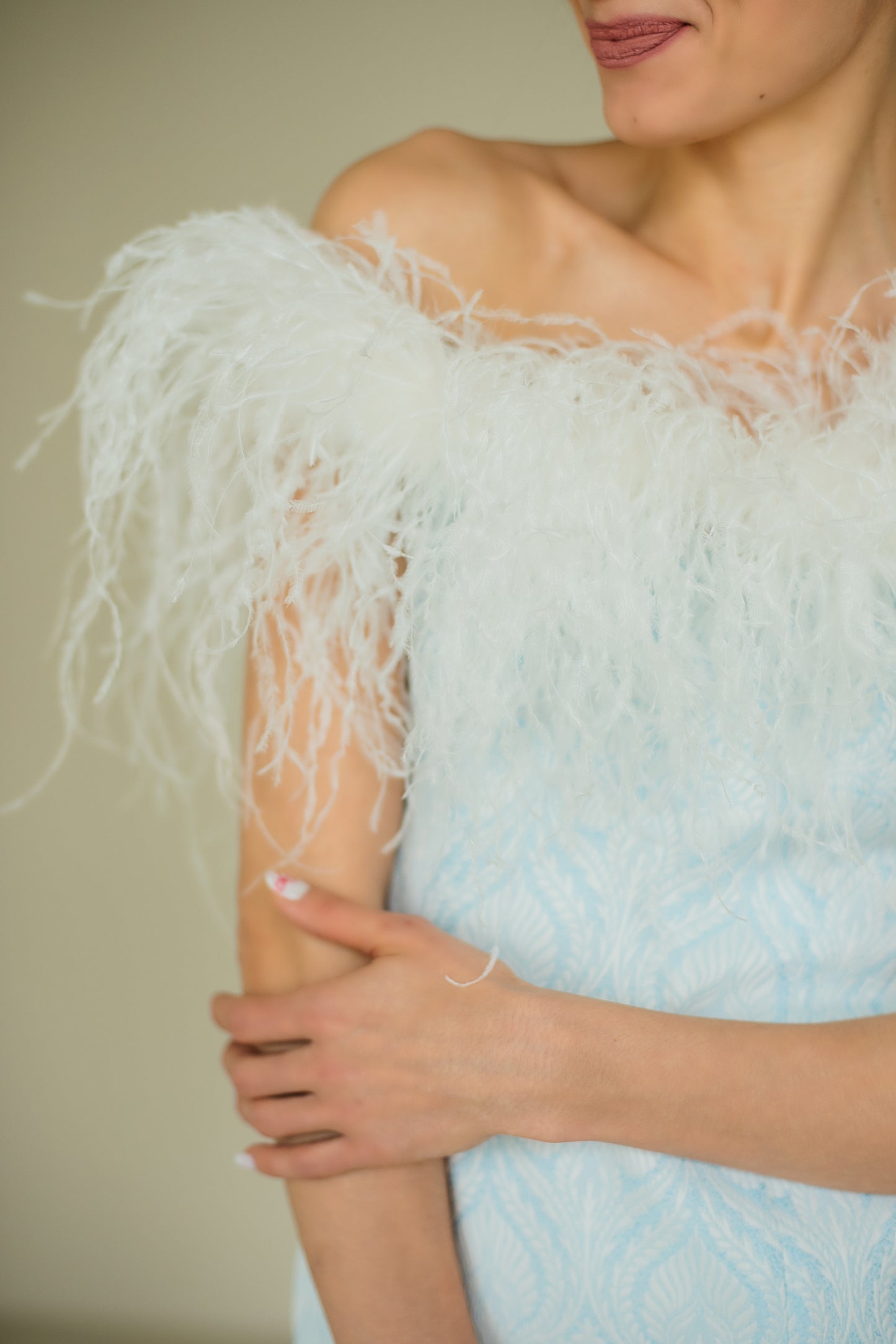 Midi-Etuikleid  mit Straußenfedern