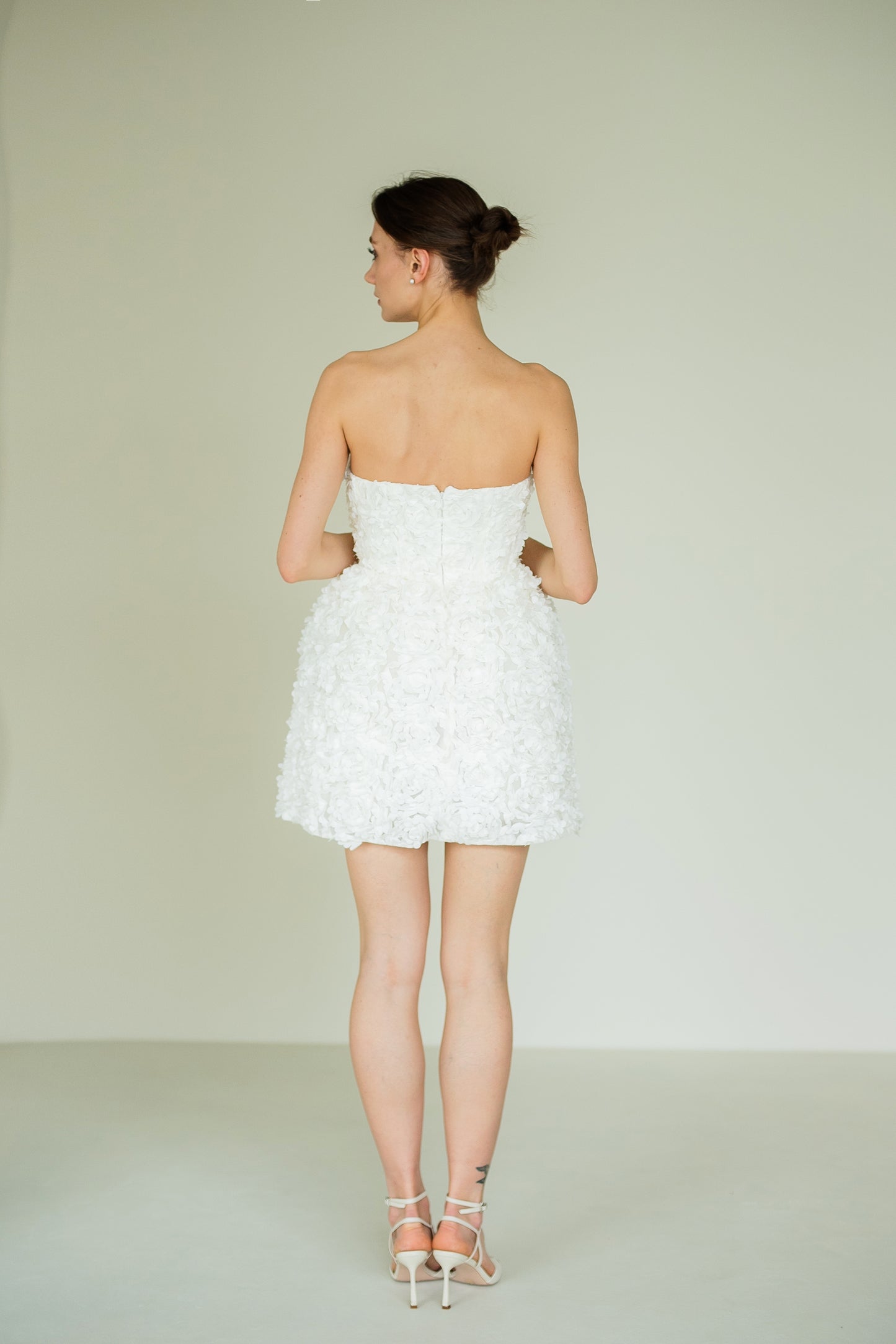 Weisses Kleid mit voluminöser 3D‑Rose und Korsettoberteil