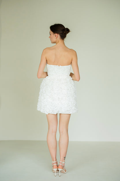 Weisses Kleid mit voluminöser 3D‑Rose und Korsettoberteil