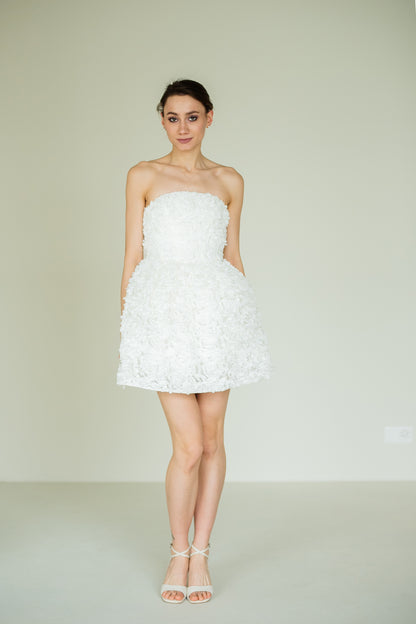 Weisses Kleid mit voluminöser 3D‑Rose und Korsettoberteil