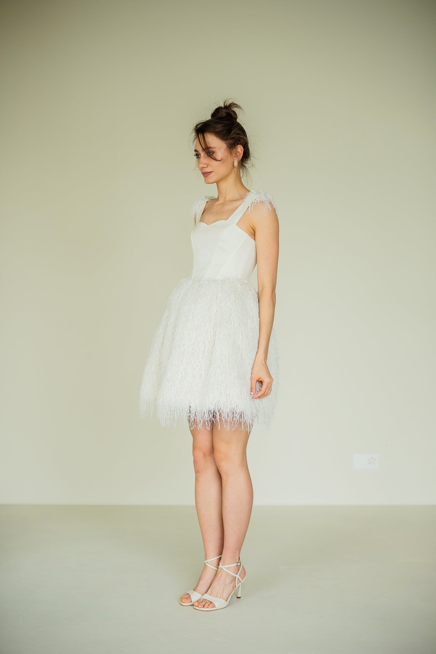 Kleid mit Korsettoberteil und Federn