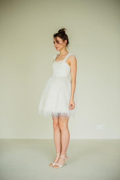 Kleid mit Korsettoberteil und Federn