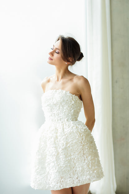 Weisses Kleid mit voluminöser 3D‑Rose und Korsettoberteil