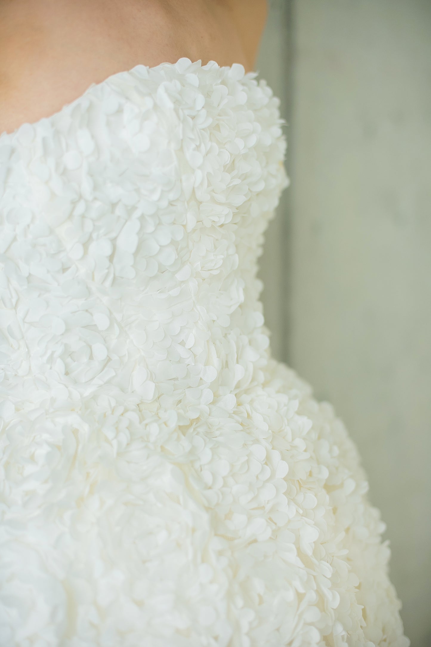 Weisses Kleid mit voluminöser 3D‑Rose und Korsettoberteil