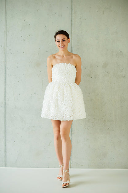 Weisses Kleid mit voluminöser 3D‑Rose und Korsettoberteil