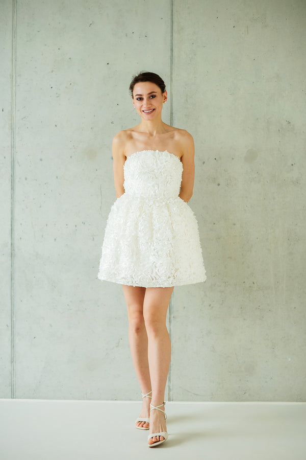 Weisses Kleid mit voluminöser 3D‑Rose und Korsettoberteil