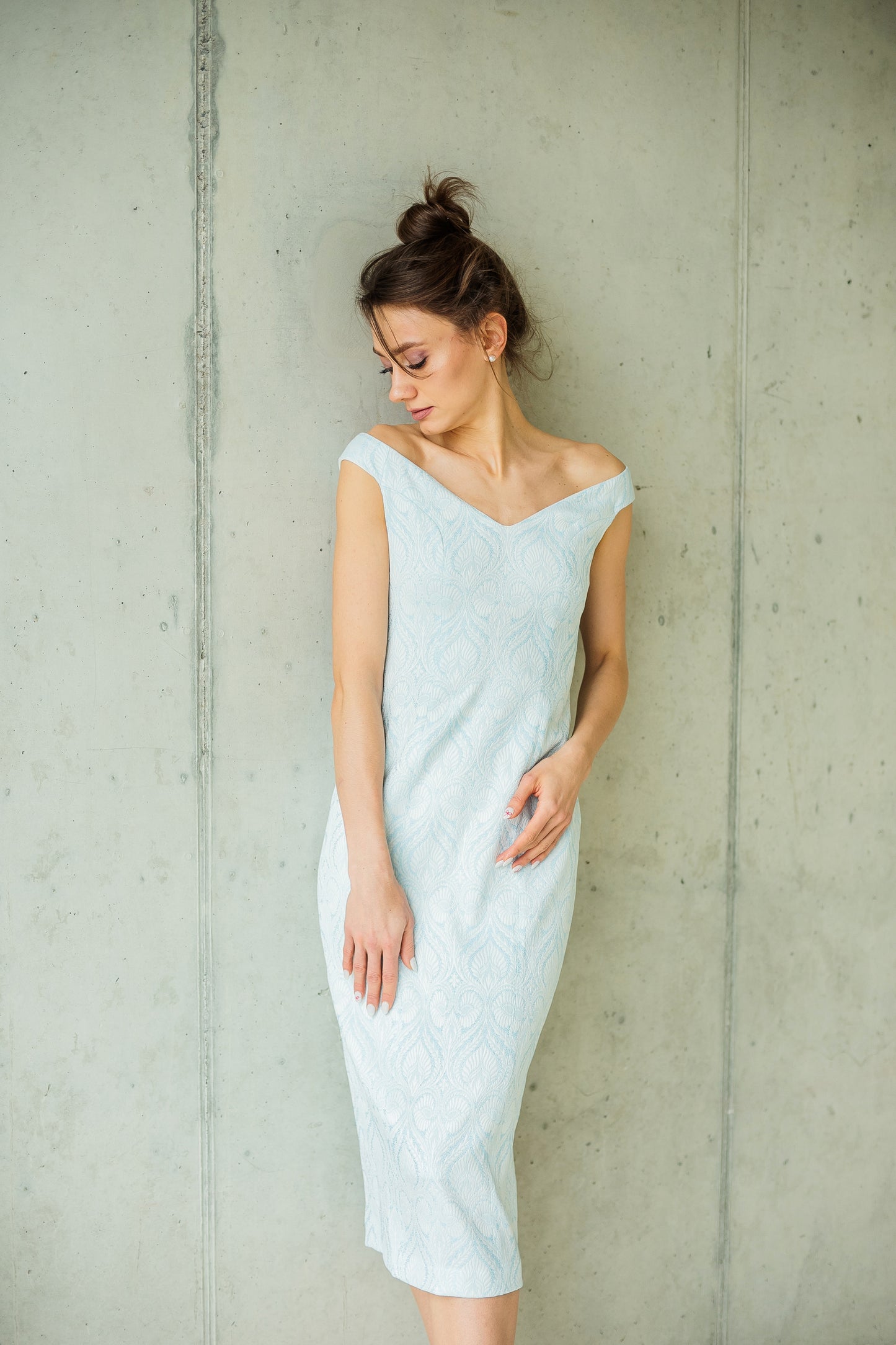 Hellblaues Midikleid  mit Carmenausschnitt