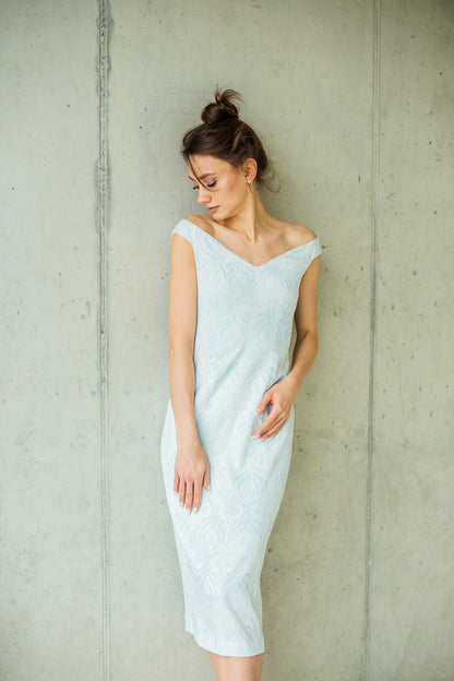 Hellblaues Midikleid  mit Carmenausschnitt