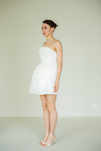 Weisses Kleid mit voluminöser 3D‑Rose und Korsettoberteil