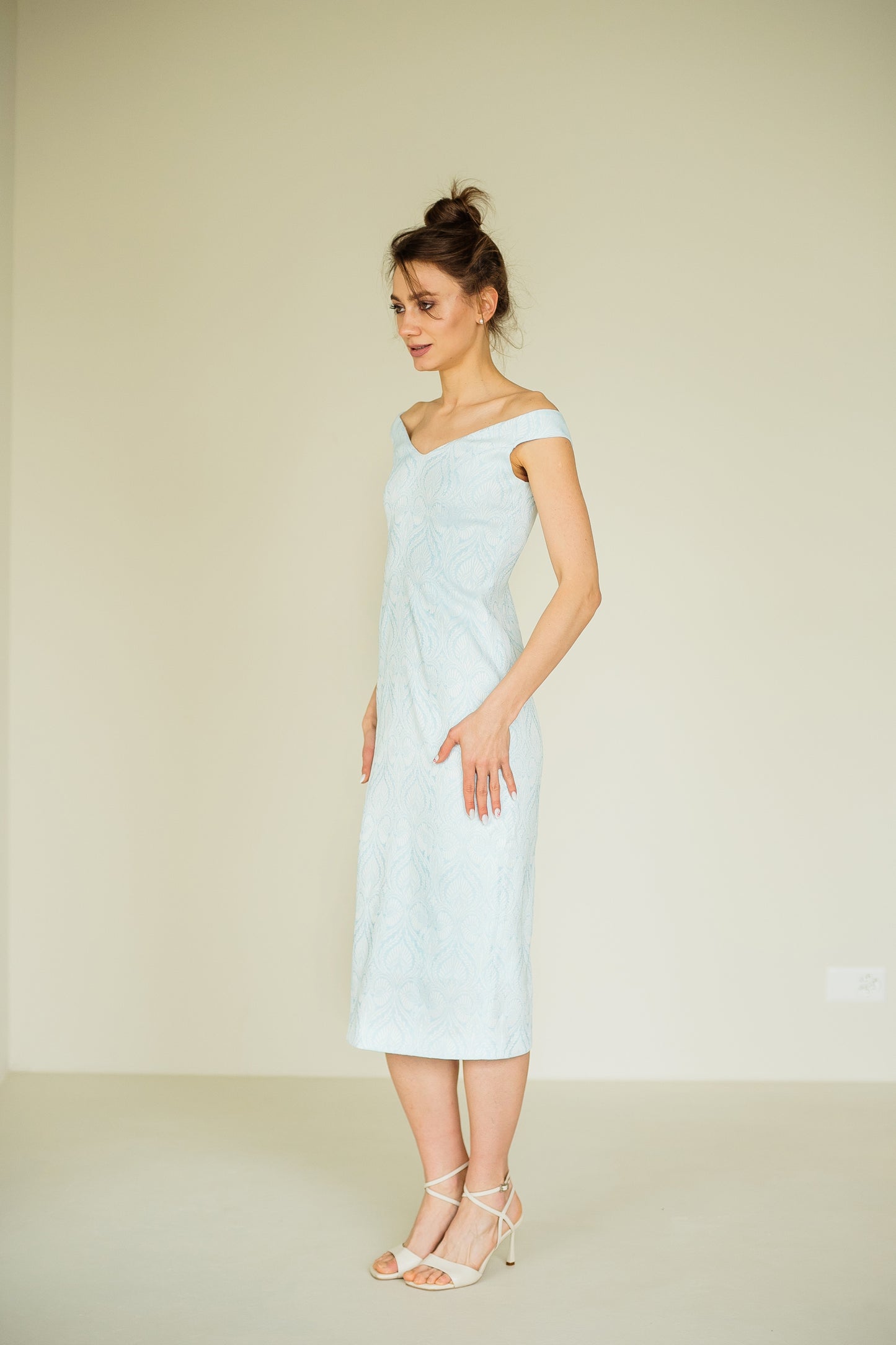 Hellblaues Midikleid  mit Carmenausschnitt