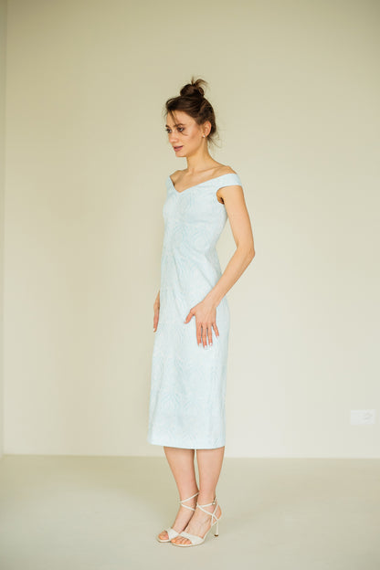 Hellblaues Midikleid  mit Carmenausschnitt