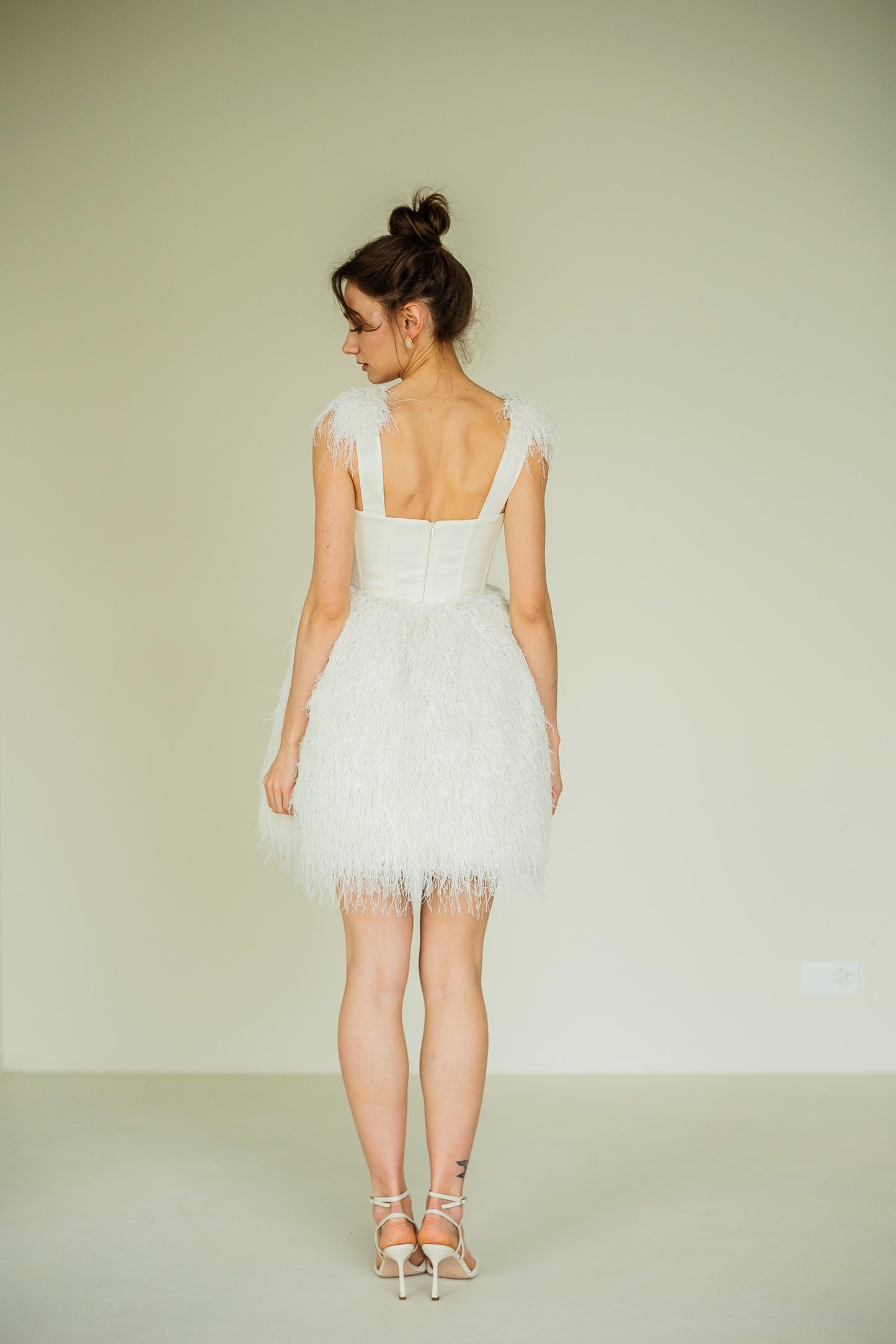 Kleid mit Korsettoberteil und Federn