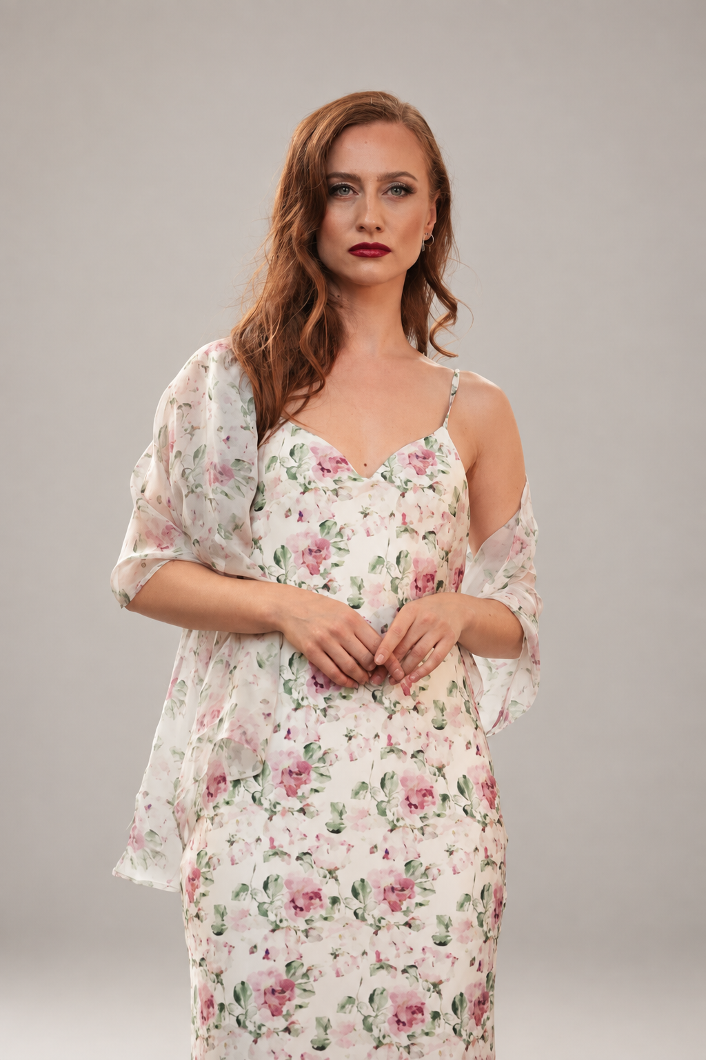 Elegantes Seidenkleid mit passendem Chiffonschal