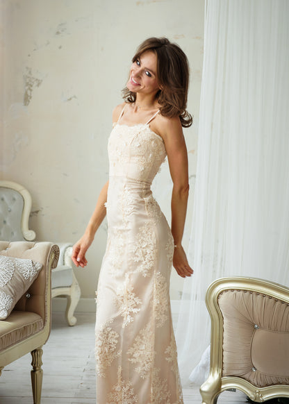 Kleid aus reiner Seide und Tüllspitze